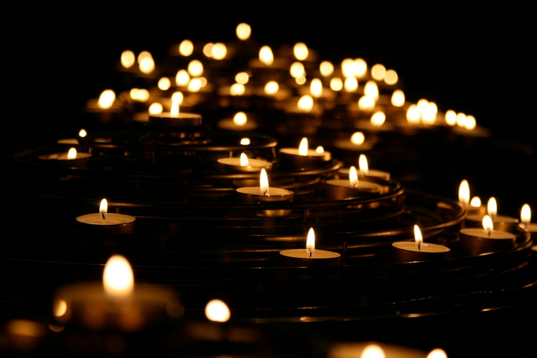 Viele kleine brennende Kerzen in warmem Licht