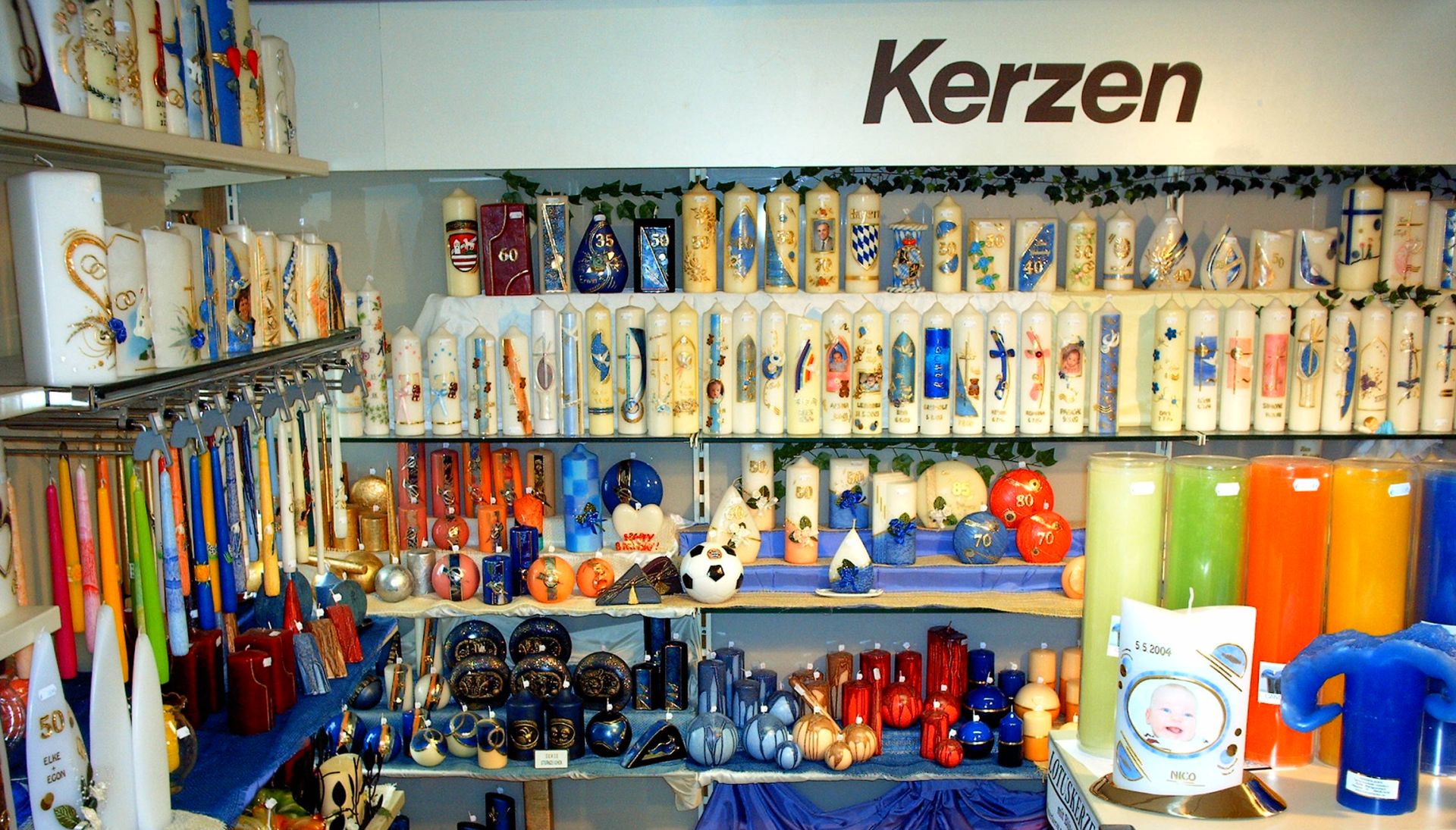Einblick in das Ladengeschäft des Kerzenladens mit fertig verzierten Anlasskerzen